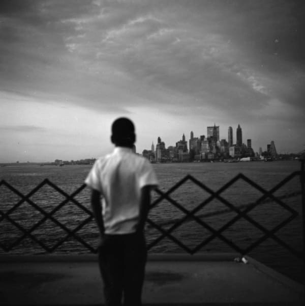 Vivian Maier New York, NY Tirage gélatino-argentique, posthume 30,4 x 30,4 cm Dim. papier: 40,6 x 50,8 cm