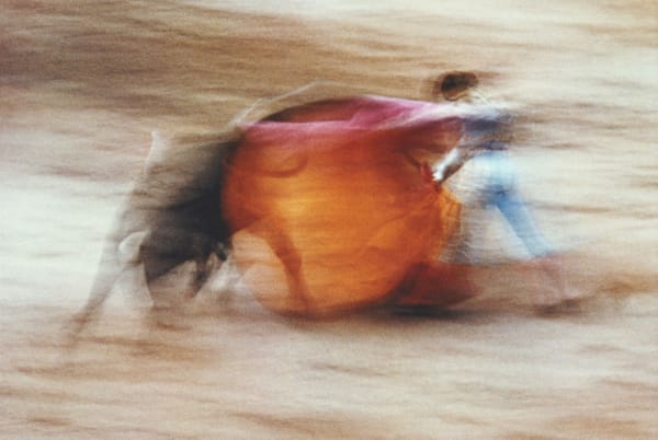 Ernst Haas La suerte De Capa, Pamplona, Spain Tirage chromogène posthume Dim. papier: 50 x 76 cm