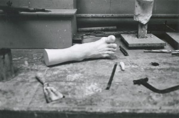 Hervé Guibert Musée Grévin, Paris Tirage gélatino-argentique d'époque 14,5 x 22 cm Dim. papier: 23,7 x 30,5 cm