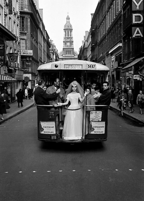 Frank Horvat, Mariée en bus, Paris, pour le Vogue britannique, 1961