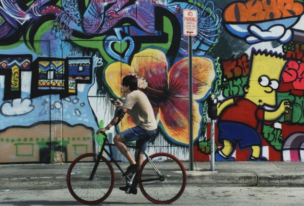 Marvin E. Newman Cyclist, Wynwood Mural, Miami Basel Tirage pigmentaire moderne 31,7 x 47 cm Dim. papier: 33 x 48 cm