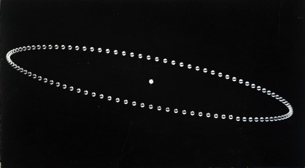 Berenice Abbott Multiple Exposure of a Swinging Ball Tirage gélatino-argentique postérieur 32,5 x 49,5 cm Dim. papier: 60,9 x 76,2 cm