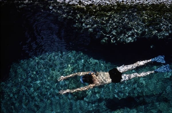 Ernst Haas The Swimmer, Greece Tirage chromogène posthume 47 x 66 cm Dim. papier: 51 x 76,3 cm