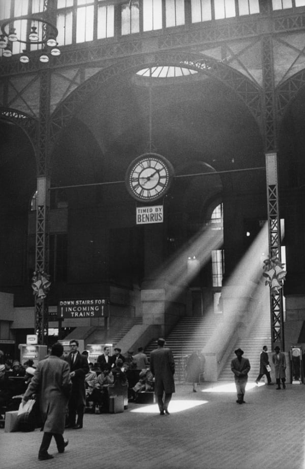 Sabine Weiss Pennsylvania Station, New York Tirage gélatino-argentique d'époque réalisé par l'artiste 18,5 x 29 cm Dim. papier: 18,5 x 29 cm