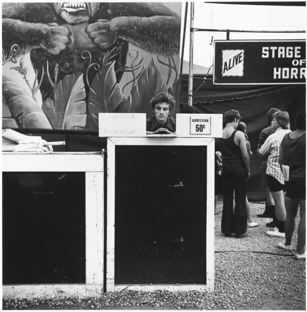 Tom Arndt Ticket taker, Minnesota State Fair, St. Paul, Minnesota Tirage gélatino-argentique postérieur, réalisé par l'artiste 23,8 x 24,2 cm Dim. papier: 27,9 x 35,3 cm