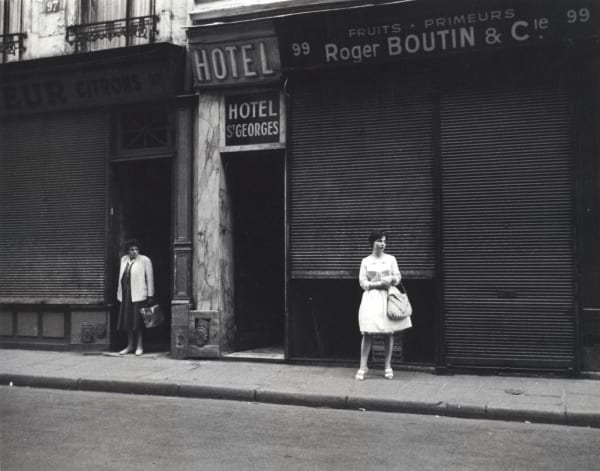 Marvin E. Newman Hotel Saint Georges, Prostitution Series, Rue Saint Denis, Paris Tirage gélatino-argentique d'époque 19 x 24 cm Dim. papier: 20 x 25 cm