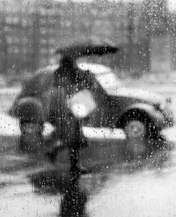 Sabine Weiss 2 CV sous la pluie, Paris Tirage gélatino-argentique postérieur 25 x 33,2 cm Dim. papier: 30 x 40 cm