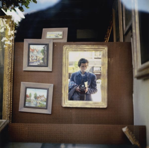 Vivian Maier Self-portrait Tirage chromogène, posthume 30 x 30 cm Dim. papier: 40 x 50 cm