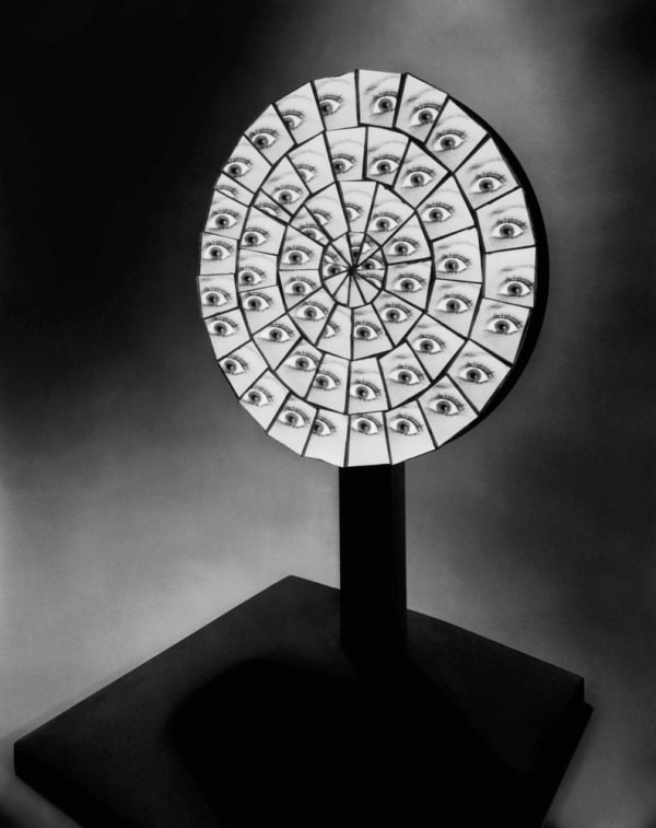 Berenice Abbott Parabolic Mirror, Cambridge, Massachusetts Tirage gélatino-argentique postérieur 27 x 34,6 cm Dim. papier: 40 x 50 cm
