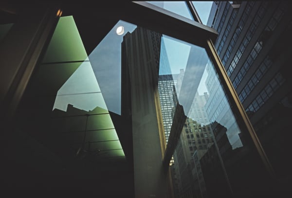Ernst Haas Reflection, Revolving Door #2, NYC Tirage chromogène posthume 58,7 x 86,6 cm Dim. papier: 76,3 x 100 cm