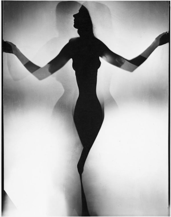 Erwin Blumenfeld Untitled Tirage gélatino-argentique d'époque, réalisé par l'artiste 35,2 x 28 cm Dim. papier: 35,2 x 28 cm