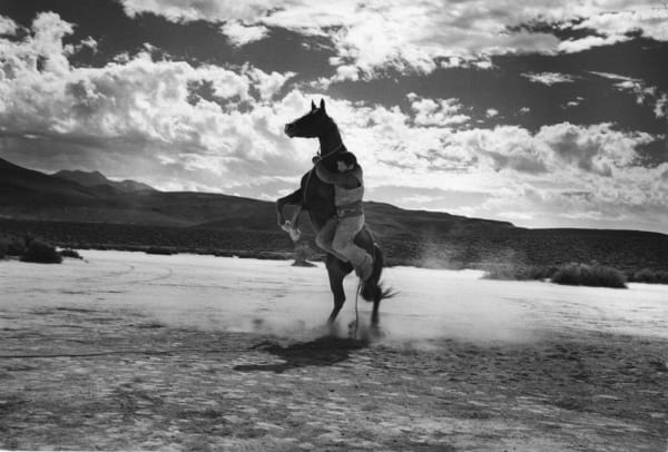 Ernst Haas Cowboy and leaping horse on the set of the Misfits Tirage gélatino argentique d'époque Dim. papier: 17 x 26 cm