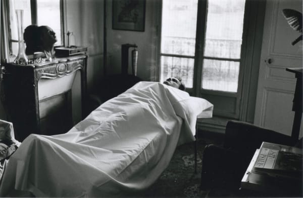 Hervé Guibert Autoportrait gisant Tirage gélatino-argentique d'époque 15,1 x 23,5 cm Dim. papier: 23,7 x 30,7 cm