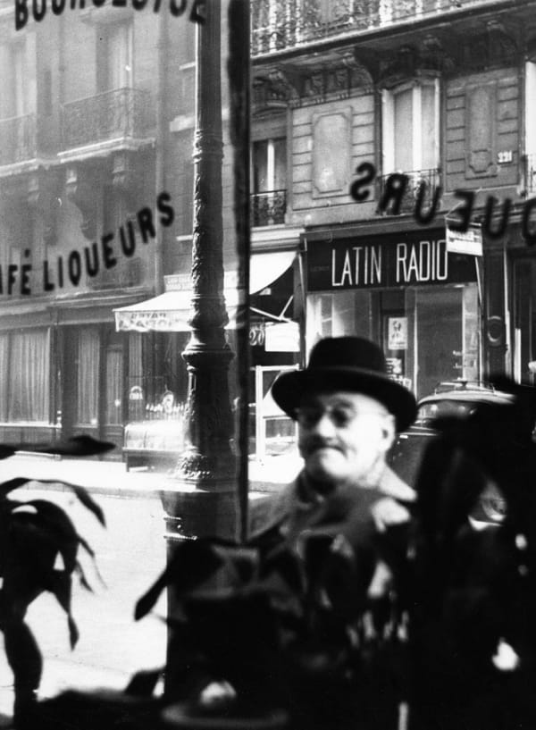 Sabine Weiss Paris Tirage gélatino-argentique d'époque réalisé par l'artiste 23,8 x 30,3 cm Dim. papier: 23,8 x 30,3 cm