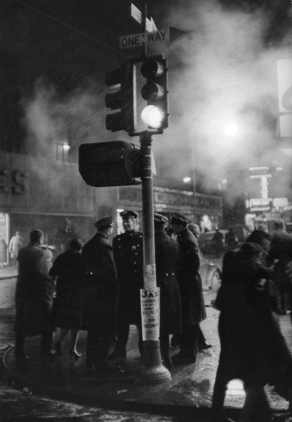 Sabine Weiss New York Tirage gélatino-argentique d'époque réalisé par l'artiste 19,1 x 28,8 cm Dim. papier: 19,1 x 28,8 cm