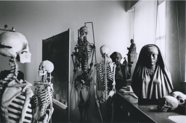Hervé Guibert Museum d'Histoire Naturelle, Paris, le laboratoire d'anthropologie Tirage gélatino-argentique d'époque 17 x 25,5 cm Dim. papier: 20 x 30 cm