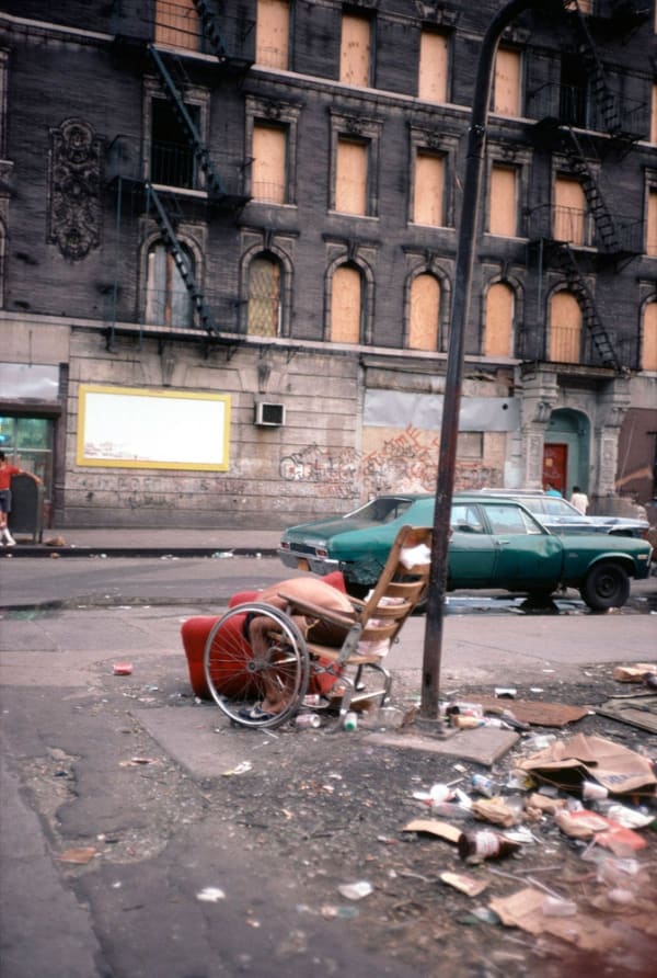 Arlene Gottfried East 2nd Street Cibachrome, tirage d'époque réalisé par David Gray 28 x 35,5 cm Dim. papier: 28 x 35,5 cm