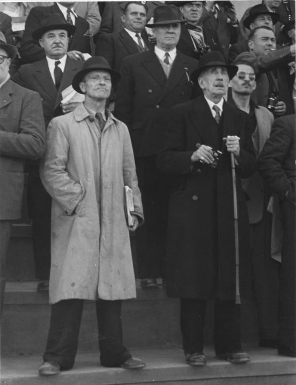 Sabine Weiss Course à Longchamp, Paris Tirage gélatino-argentique postérieur 26,2 x 34,8 cm Dim. papier: 30 x 40 cm