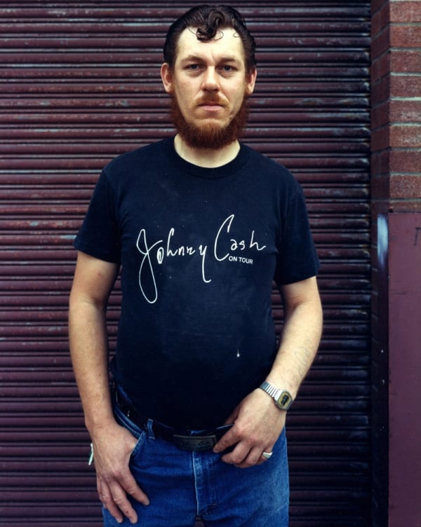 Bruce Wrighton Man with Johnny Cash Tee-Shirt, Binghamton, NY Tirage C-print d'époque 20 x 25 cm Dim. papier: 20 x 25 cm