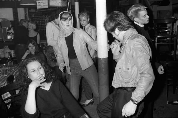 Homer Sykes Blitz Kids at The Blitz Club, Covent Garden, London Tirage gélatino-argentique postérieur sur papier Ilford Multigrade Warm Tone 35 x 23,5 cm Dim. papier: 30 x 40 cm
