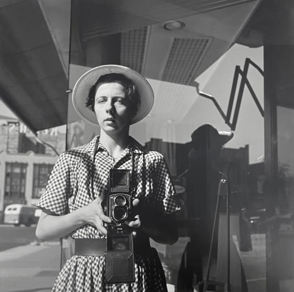 Vivian Maier Self-portrait Tirage gélatino-argentique, posthume 30.48 x 30.48 cm 12 x 12 in Dim. papier: 50,8 x 40,5 cm