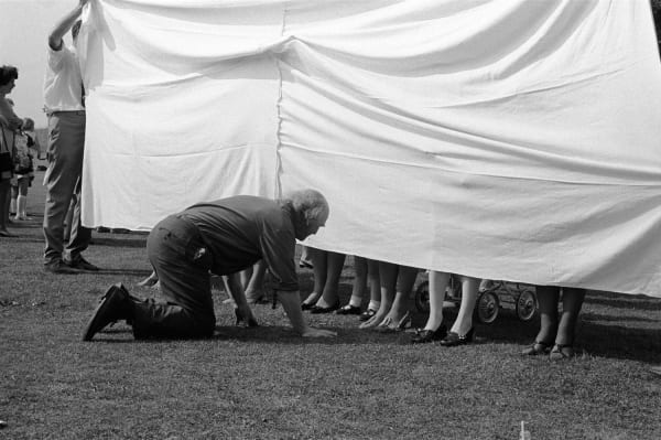 Homer Sykes Village fete, prettiest ankles competition, Marhamchurch, Cornwall Tirage gélatino-argentique postérieur sur papier Ilford Multigrade Warm Tone 35 x 23,5 cm Dim. papier: 30 x 40 cm