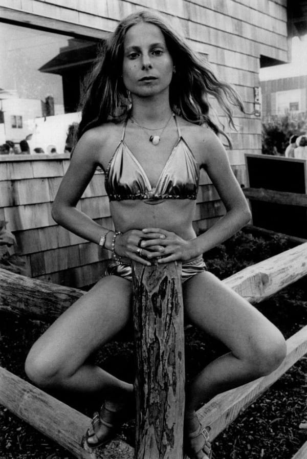 Arlene Gottfried Botticelli Girl, Fire Island, New York Tirage gélatino-argentique d'époque sur papier Agfa Brovira, réalisé par l'artiste 14,7 x 22,2 cm Dim. papier: 27,7 x 35 cm