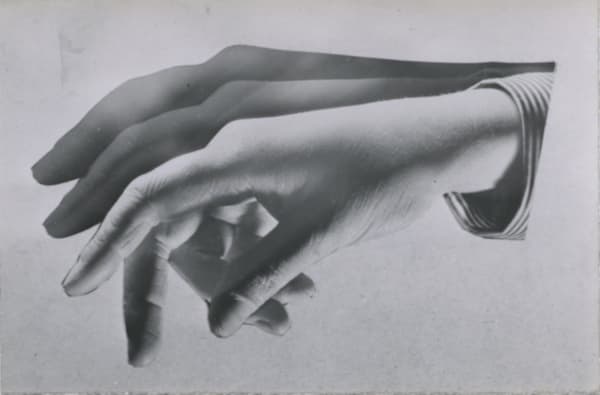 André Steiner Étude de mains Tirage gélatino-argentique d'époque 6 x 9,1 cm Dim. papier: 6 x 9,1 cm