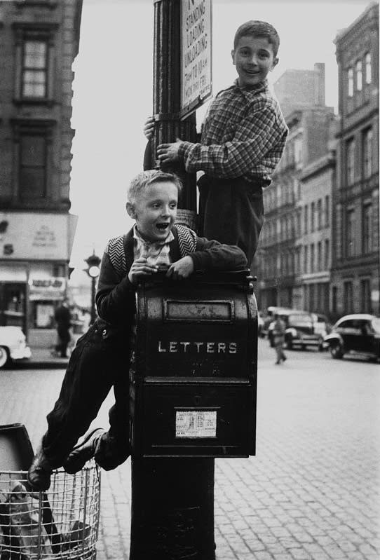 Sabine Weiss New York Tirage gélatino-argentique d'époque réalisé par l'artiste 24 x 30 cm Dim. papier: 24 x 30 cm