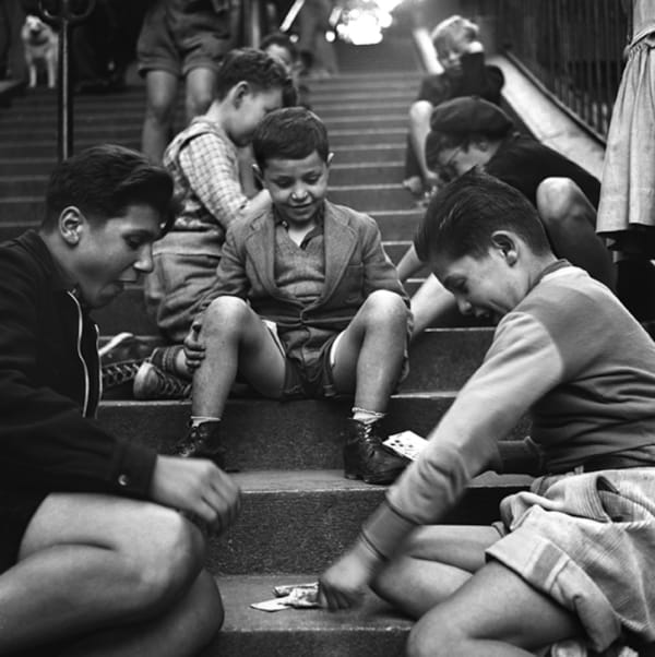 Sabine Weiss Montmartre, Paris Tirage gélatino-argentique postérieur 25,5 x 25,6 cm Dim. papier: 30 x 40 cm