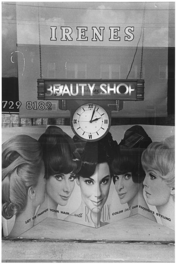 Tom Arndt, Beauty shop window n°2, Minneapolis, 1970