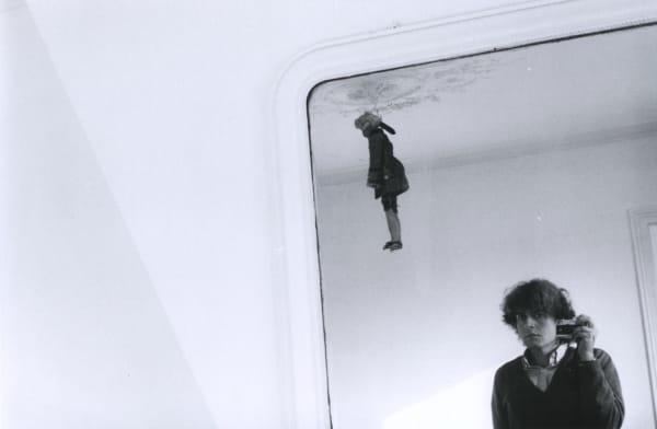 Hervé Guibert Autoportrait au pantin, rue du Moulin-Vert Tirage gélatino-argentique d'époque 14,7 x 22,5 cm Dim. papier: 24,7 x 30,4 cm