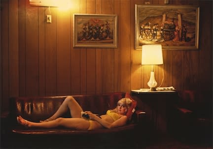 Marvin E. Newman Woman Lying Down on Couch, Mustang Ranch, Reno, Nevada Tirage pigmentaire postérieur 38 x 54 cm Dim. papier: 43 x 56 cm