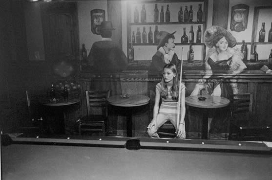 Tom Arndt Woman in a poolroom, Fort Collins, Colorado Tirage gélatino-argentique moderne, réalisé par l'artiste 29 x 43 cm Dim. papier: 40 x 50 cm