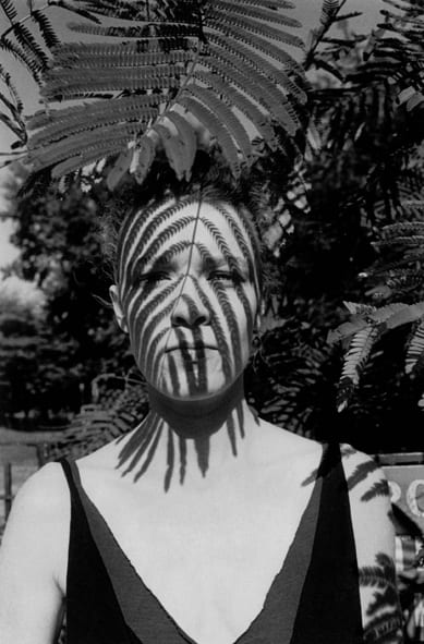 Arlene Gottfried Woman under a Leaf, Tompkins Square Park, New York Tirage gélatino-argentique d'époque sur papier Agfa Brovira, réalisé par l'artiste 19,8 x 29,7 cm Dim. papier: 27,7 x 35 cm