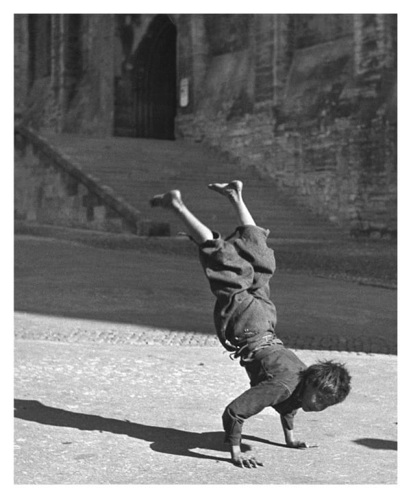Sabine Weiss, Gitans devant le Palais des Papes, Avignon, 1946
