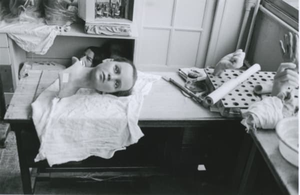 Hervé Guibert Musée Grévin, Paris Tirage gélatino-argentique d'époque 11,5 x 17,5 cm Dim. papier: 13,7 x 19,7 cm