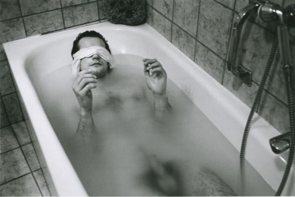 Hervé Guibert Thierry dans la baignoire, yeux bandés, Santa Caterina Tirage gélatino-argentique d'époque 14,5 x 22 cm Dim. papier: 23,7 x 29,6 cm