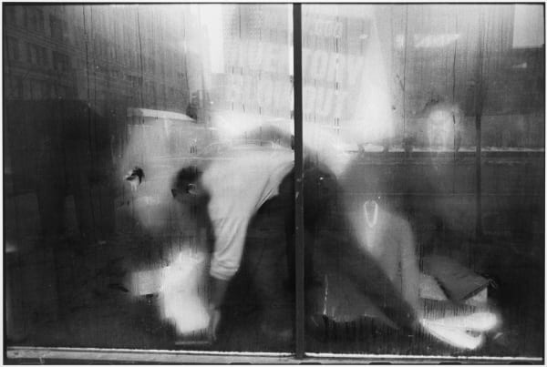 Tom Arndt Man behind a store window, Chicago Tirage gélatino-argentique postérieur, réalisé par l'artiste 30,5 x 20,5 cm Dim. papier: 35,5 x 27,9 cm