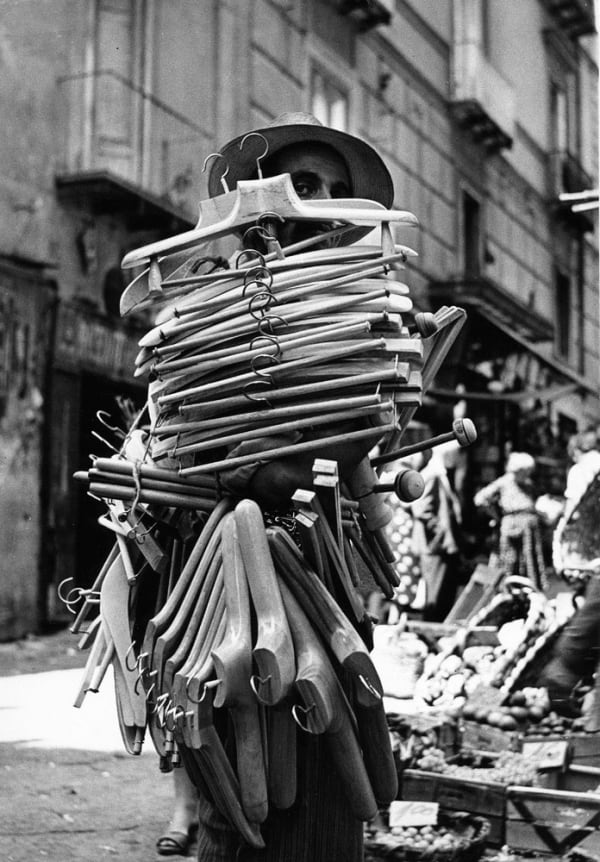 Sabine Weiss Naples Tirage gélatino-argentique d'époque réalisé par l'artiste 20 x 29 cm Dim. papier: 20 x 29 cm