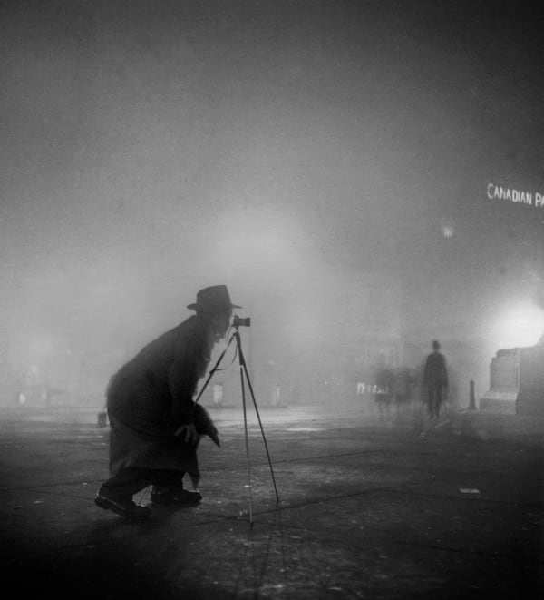 Sabine Weiss Le photographe à Londres Tirage gélatino-argentique postérieur 26,8 x 28,5 cm Dim. papier: 30 x 40 cm