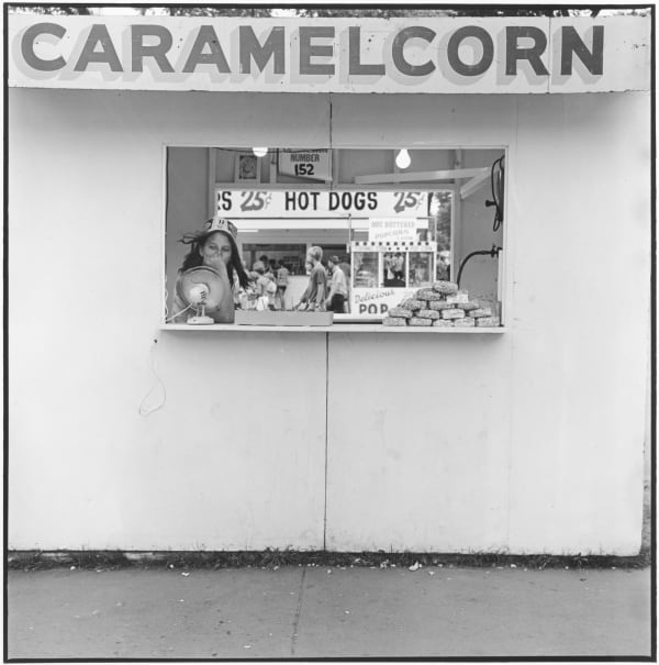 Tom Arndt Caramel Corn, Minnesota State Fair, St. Paul, Minnesota Tirage gélatino-argentique postérieur, réalisé par l'artiste 25,3 x 25,6 cm Dim. papier: 27,9 x 35,3 cm