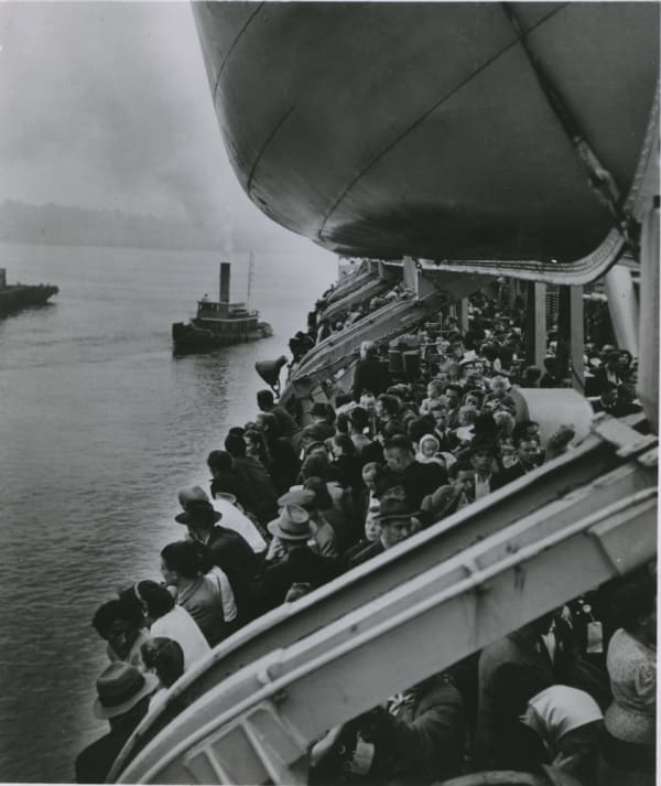 Ernst Haas Last D.P. Boat, Ellis Island Tirage gélatino-argentique d'époque 20,5 x 22 cm Dim. papier: 20,5 x 22 cm