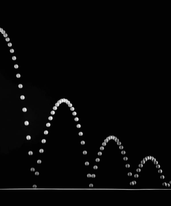 Berenice Abbott Multiple Exposure of Bouncing Golf Ball, Cambridge, Massachusetts Tirage gélatino-argentique postérieur 26 x 31,2 cm Dim. papier: 40 x 50 cm