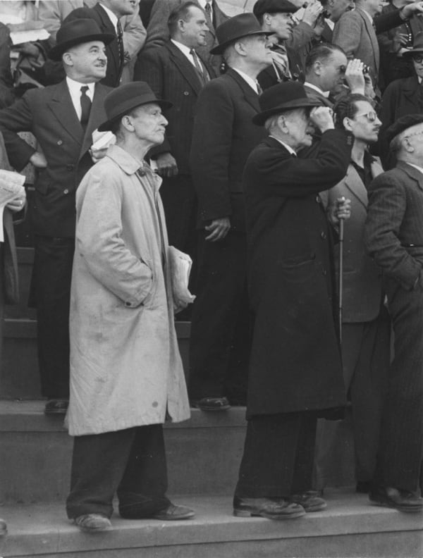 Sabine Weiss Course à Longchamp, Paris Tirage gélatino-argentique postérieur 26,2 x 34,8 cm Dim. papier: 30 x 40 cm
