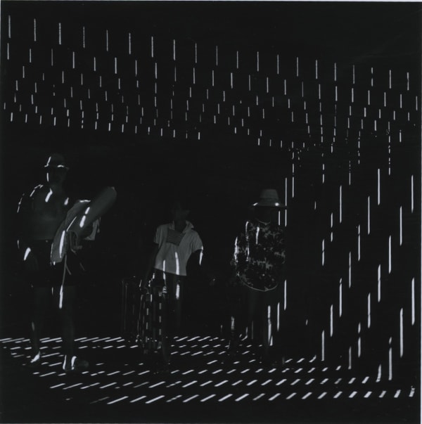 Ray K. Metzker Under the boardwalk, Atlantic City Tirage gélatino-argentique postérieur, réalisé par l'artiste 15,2 x 15,2 cm Dim. papier: 20,3 x 25,4 cm