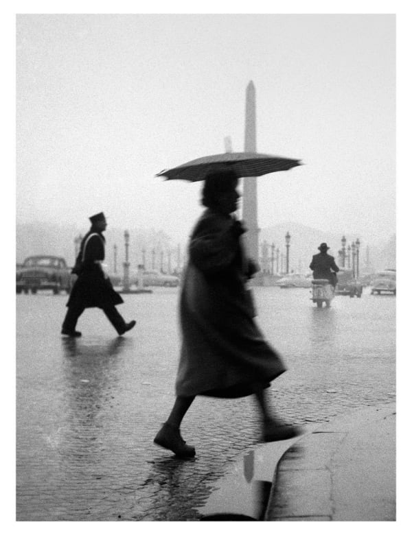 Sabine Weiss Place de la Concorde, Paris Tirage gélatino-argentique postérieur 27,5 x 38 cm Dim. papier: 30 x 40 cm