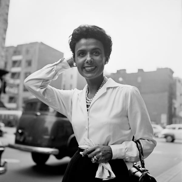 Vivian Maier Lena Horne, New York Tirage gélatino-argentique, posthume 30 x 30 cm Dim. papier: 40 x 50 cm