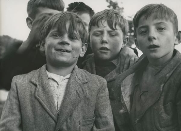 Sabine Weiss Paris Tirage gélatino-argentique d'époque, réalisé par l'artiste 24 x 30,3 cm Dim. papier: 24 x 30,3 cm