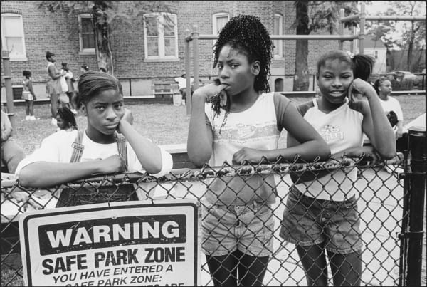 Tom Arndt Young women, Englewood, Chicago Tirage gélatino-argentique moderne, réalisé par l'artiste 30,1 x 44,8 cm Dim. papier: 40 x 50 cm